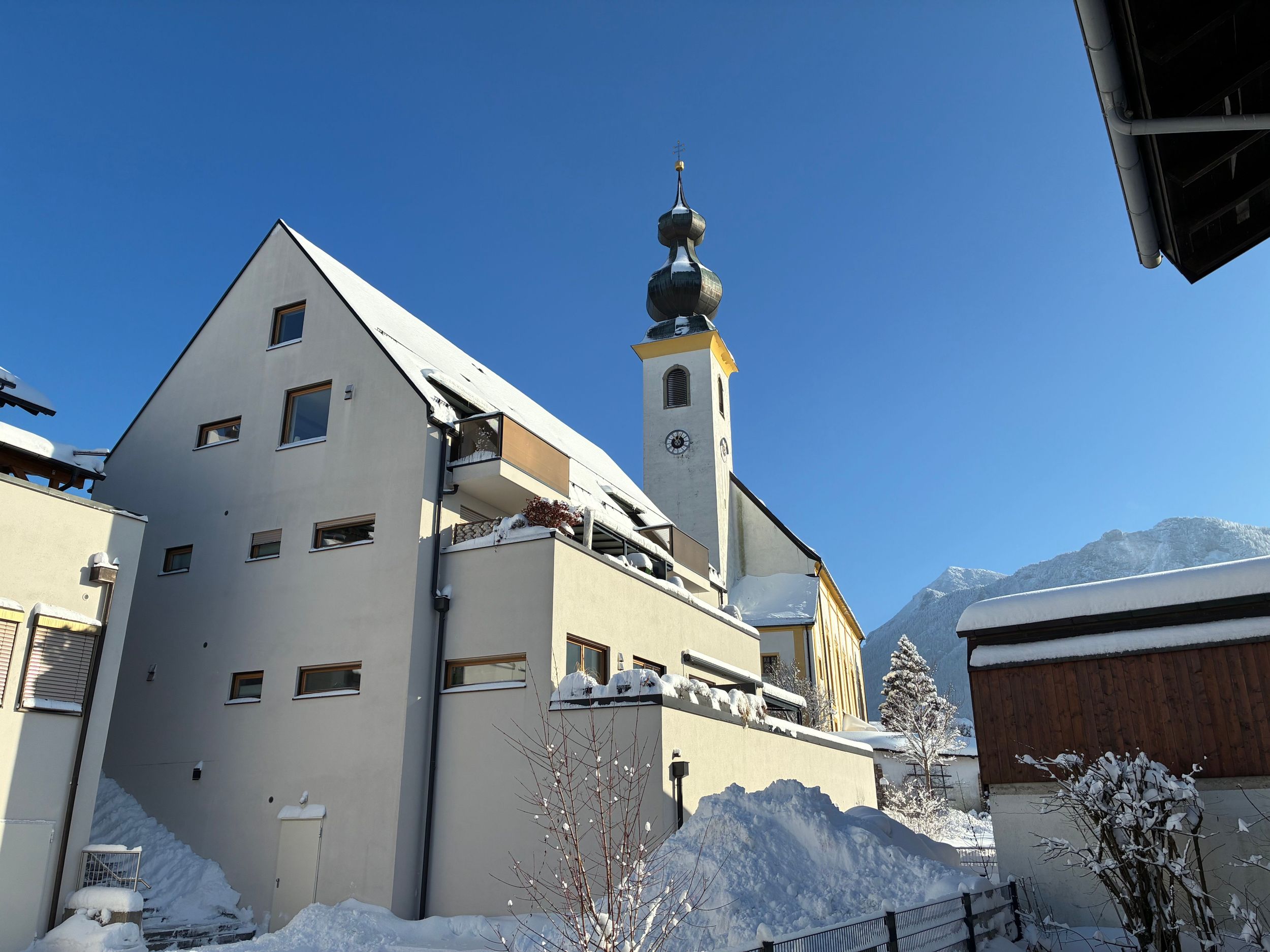 Blick auf das Haus mit der Terasse im 1. OG