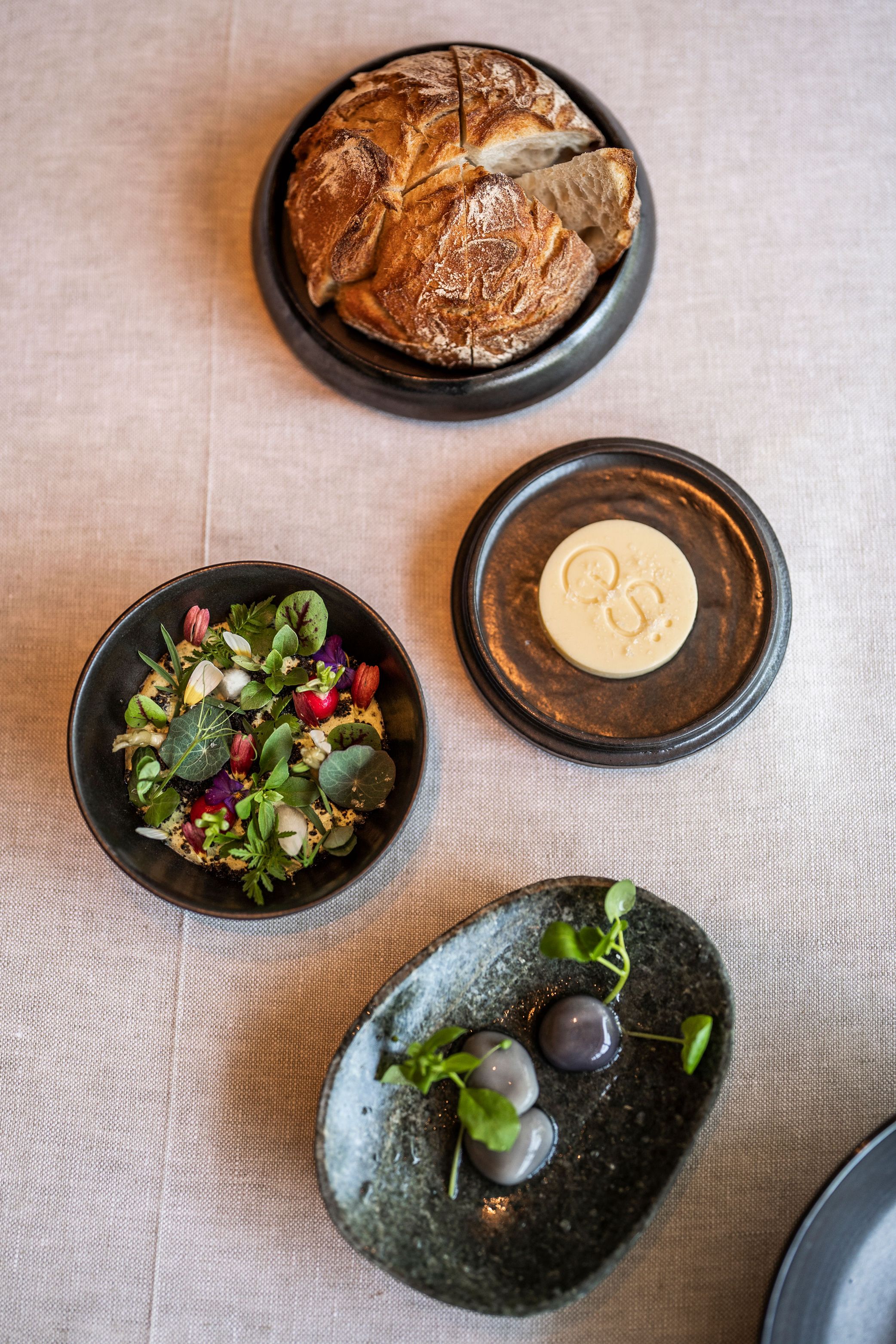 Serviert wird auf handgetöpferter Keramik aus dem Chiemgau