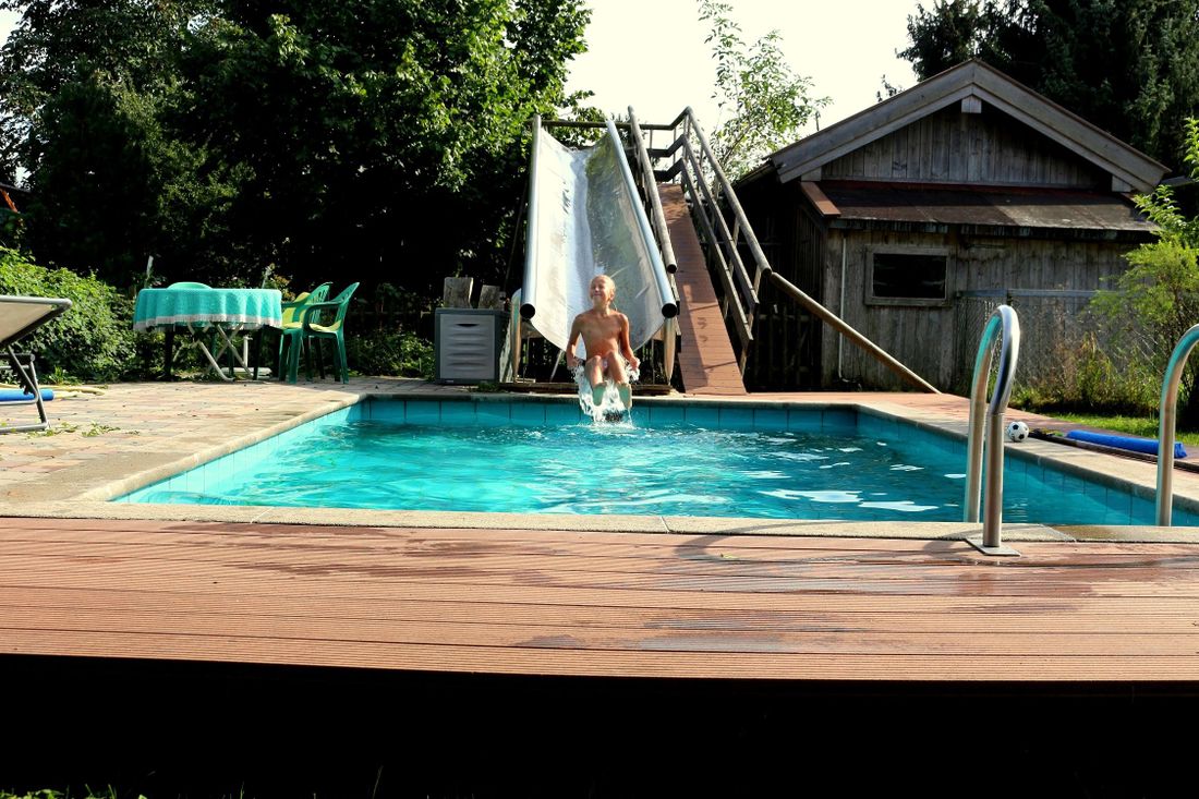 Schwimmbecken mit Rutsche