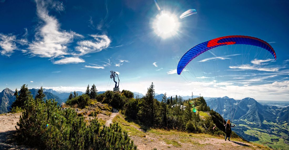 Rauschberg mit Gleitschirmflieger in Ruhpolding
