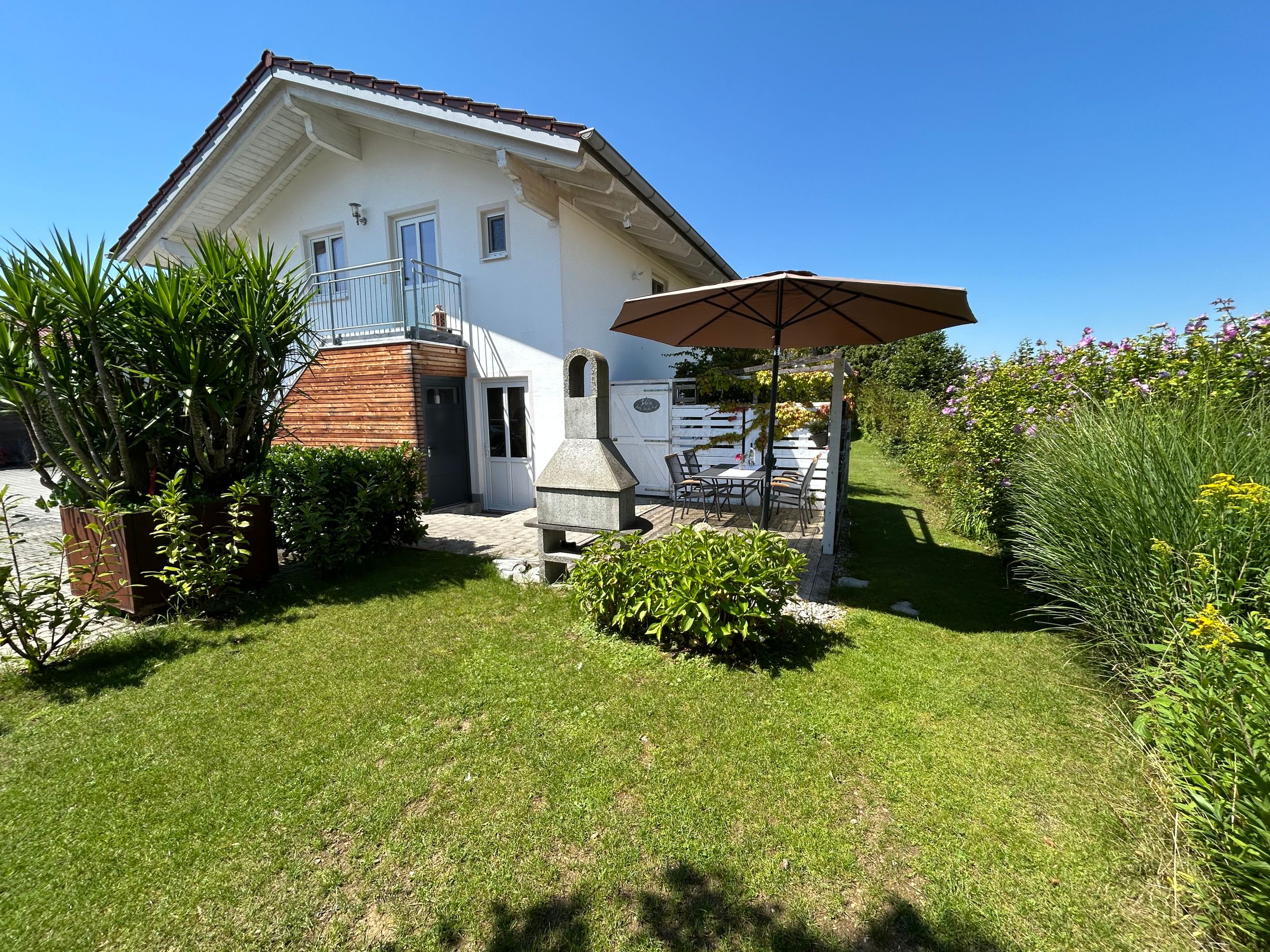 Eingangsbereich und Garten