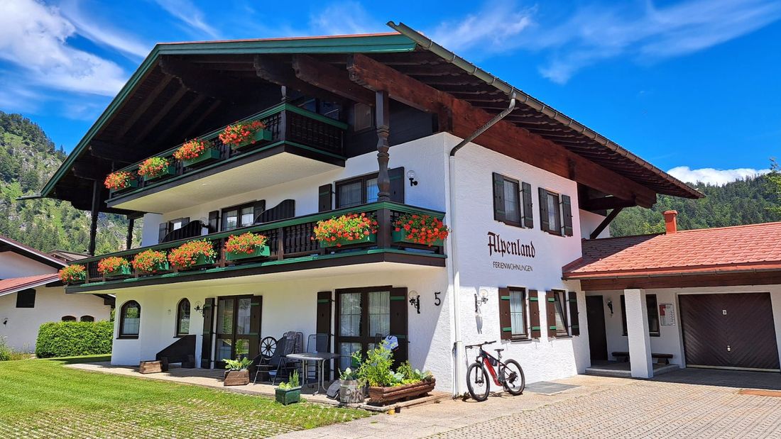 Das Haus Alpenland - Zentrale Lage - sehr ruhige Seitenstraße