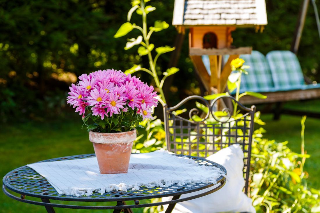 liebevolle Deko im Garten