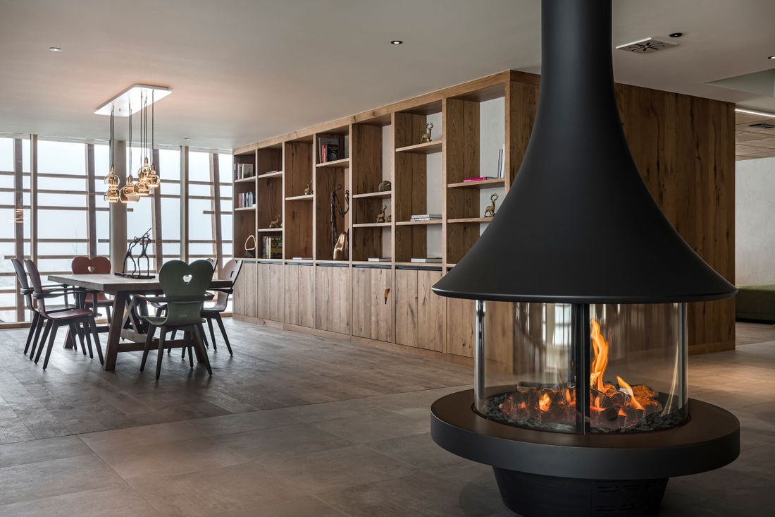 Blick in den Bibliothek im Wellnessbereich