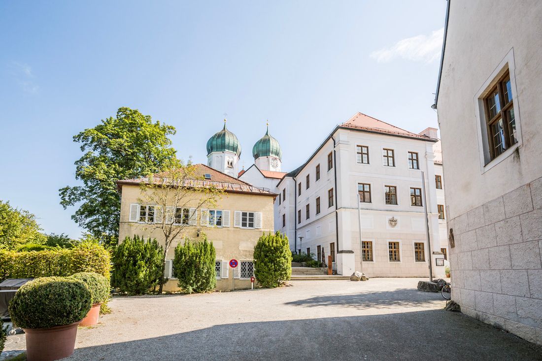 Kloster Seeon Chiemgau Tourismus.jpg