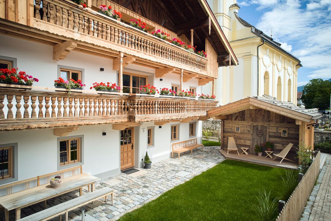 Kleine private Holzterrasse Sommer