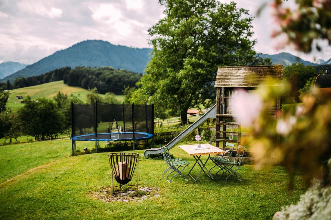 Liegewiese & Spielplatz