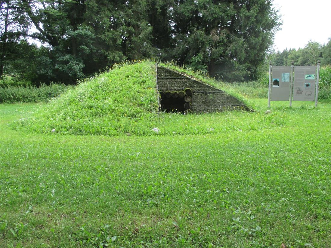 Bildcollage Arch Rundweg Station 6 Hallstattzeitliche Hügelgräber Steinrab Rekonstruktion