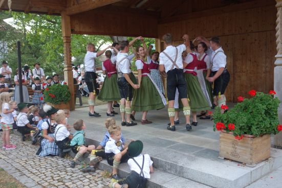 1703100614_wiasbeiunsdabrauchisaktivengruppetrachtenverein-web-002_1