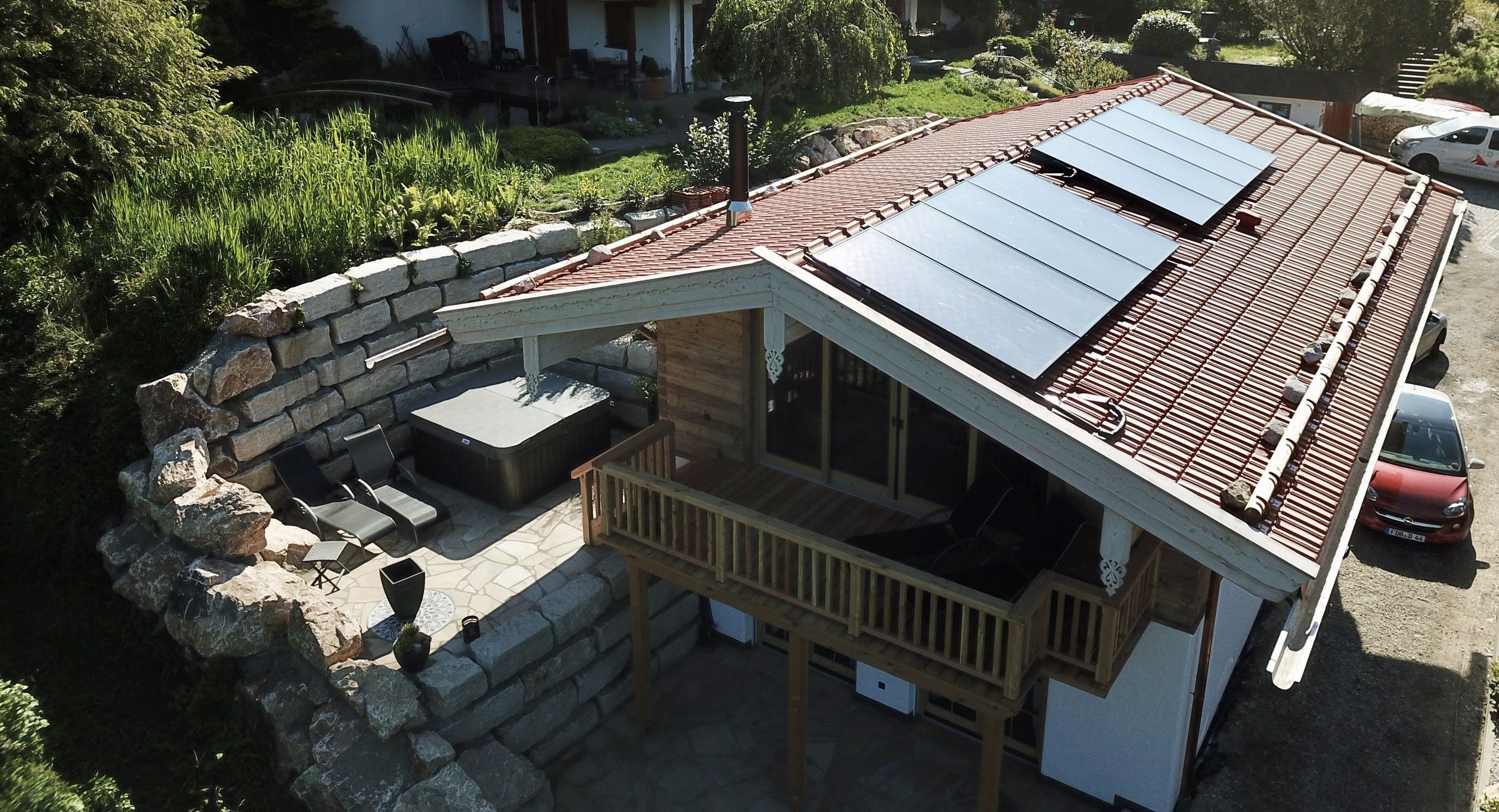 Chalet BERGSUCHT- Blick auf Chalet und Whirlpool