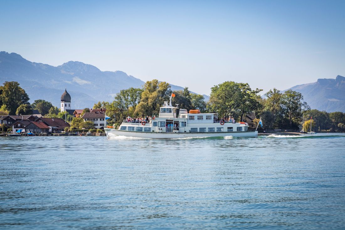 Fraueninsel mit Dampfer