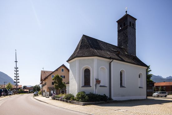 Kirche und Dorfplatz in Mietenkam