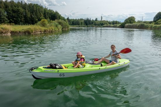 Mutter mit Tochter auf dem Sit-On-Top Kajak auf der Alz zwischen Seebruck und Truchtlaching