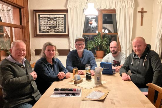 7Harrer ArbeitstreffenChristbaumversteigerung