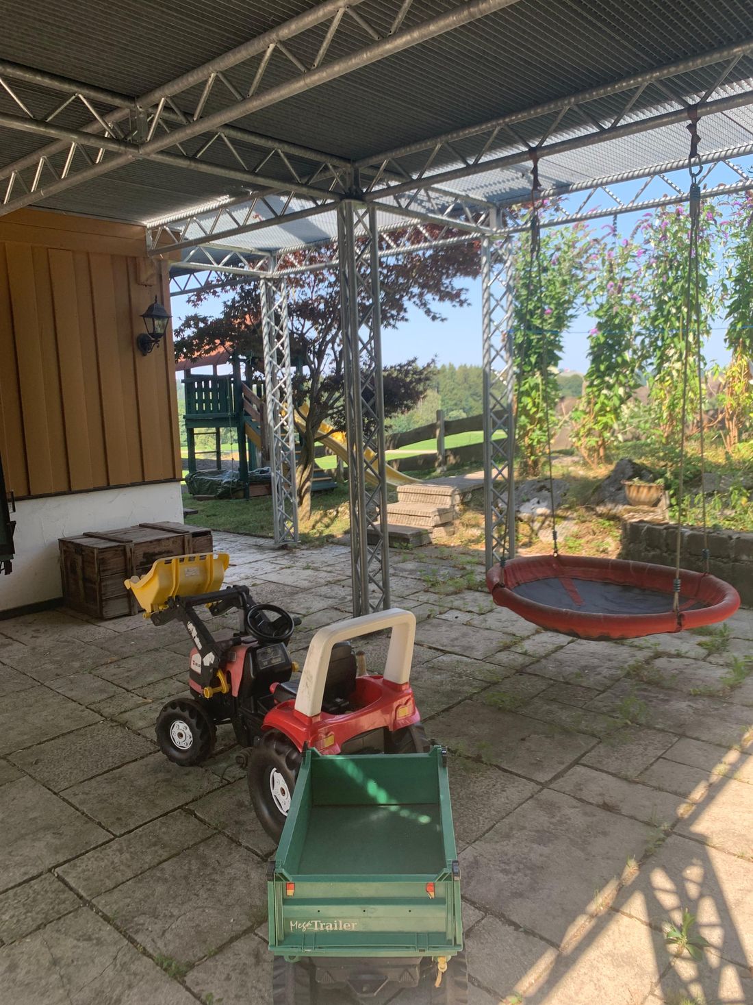 Überdachte Südterrasse mit Spielmöglichkeiten