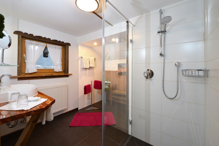Große helle Dusche mit ebenerdigen Einstieg 2