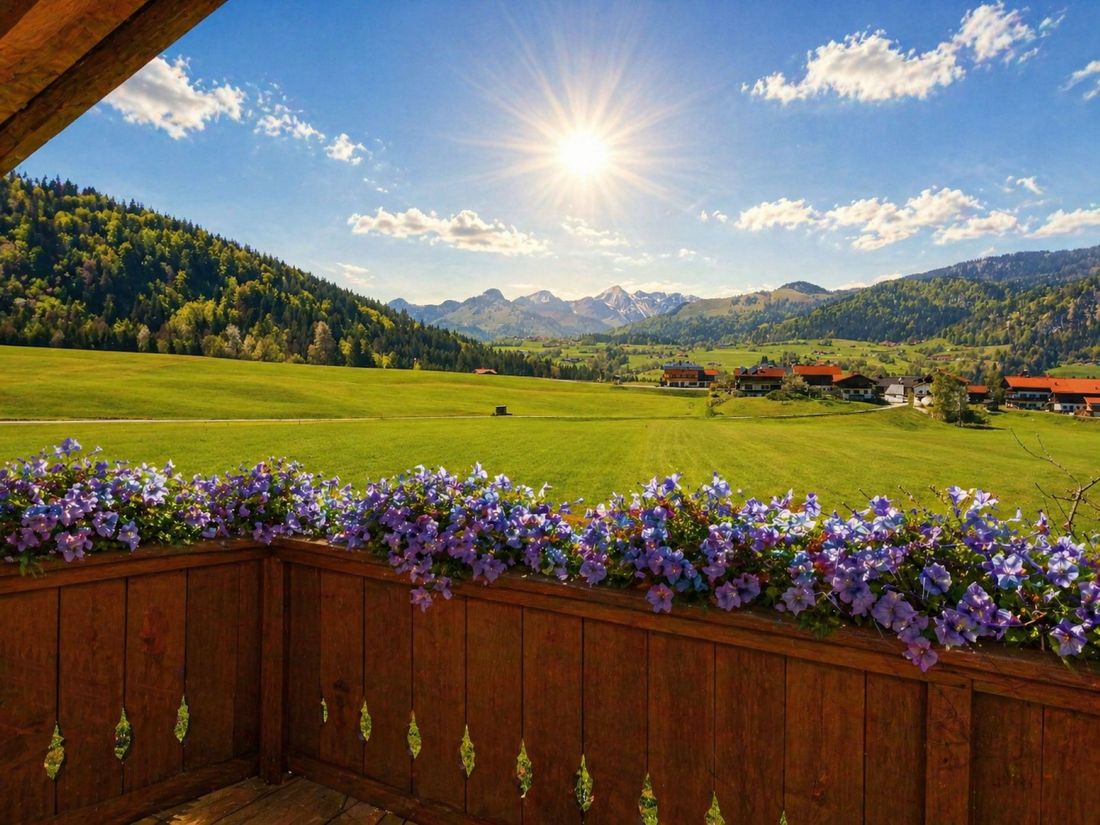 Der traumhafte Ausblick von den Ferienwohnungen im "Gästehaus Schönfeld" im Sommer...