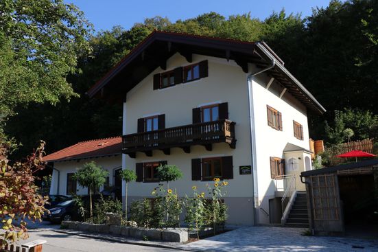 House view from the north with west-side entrance of the holiday flat