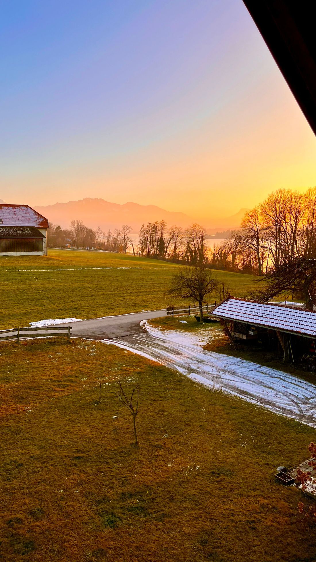 Blick auf das Strandbad und die Kampenwand