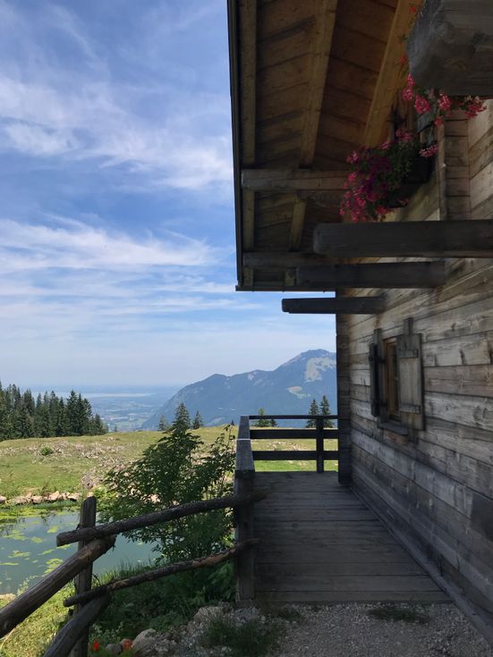 Terrasse der Stoibenmöseralm mit Ausblick auf die Berge