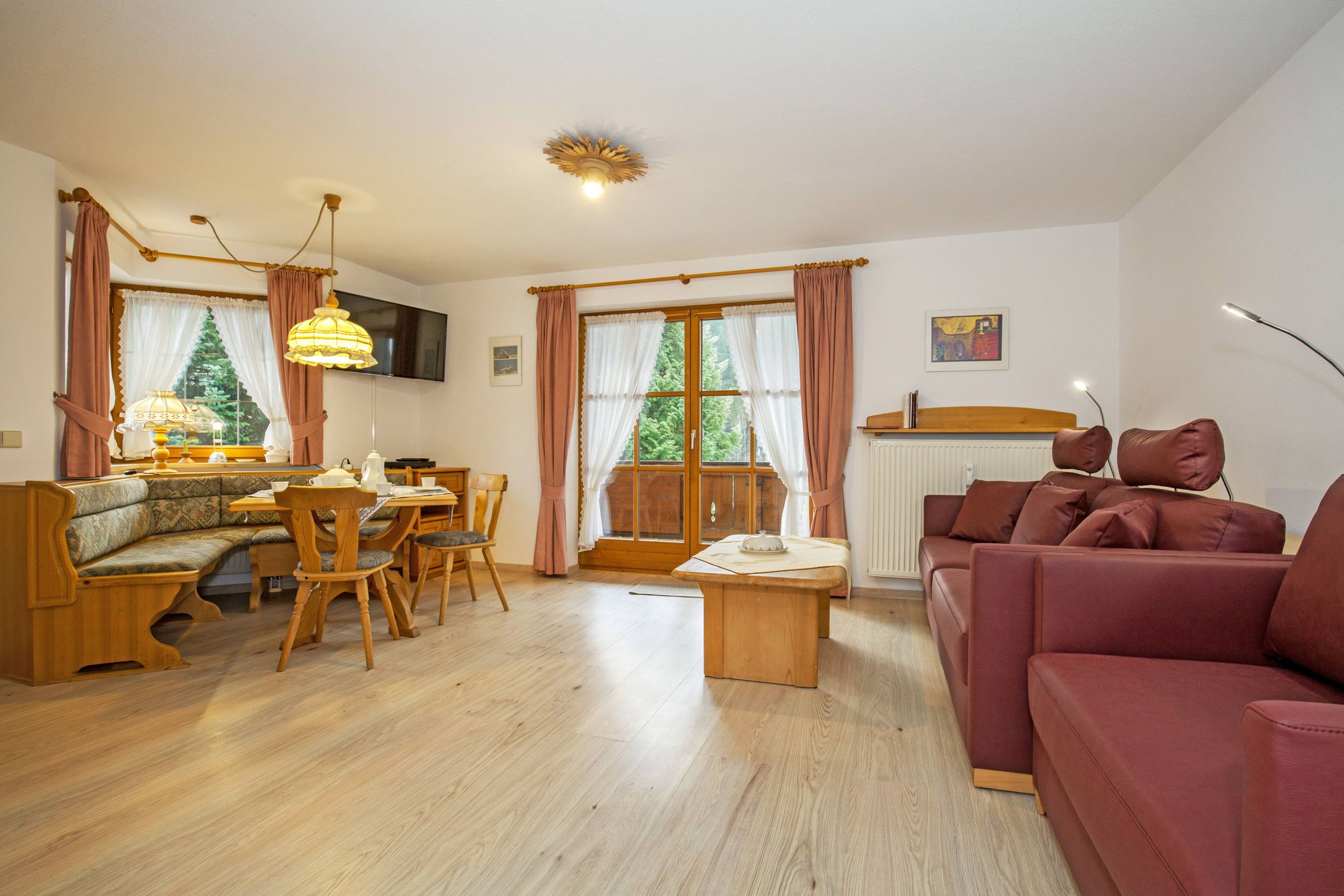 Wohnzimmer mit Balkon