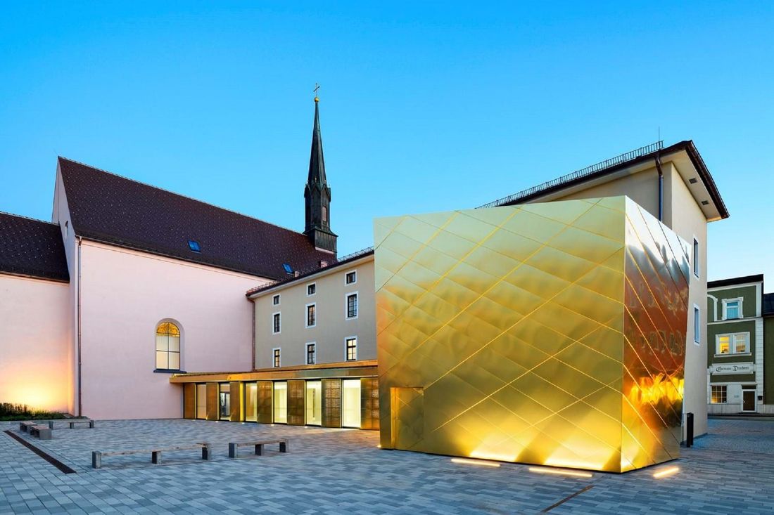 aussenansicht-mit-goldenem-kubus_6