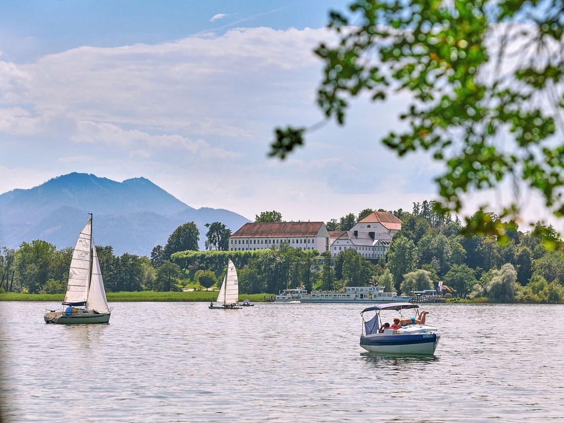 Umgebung - Blick auf Herreninsel von Gstadt