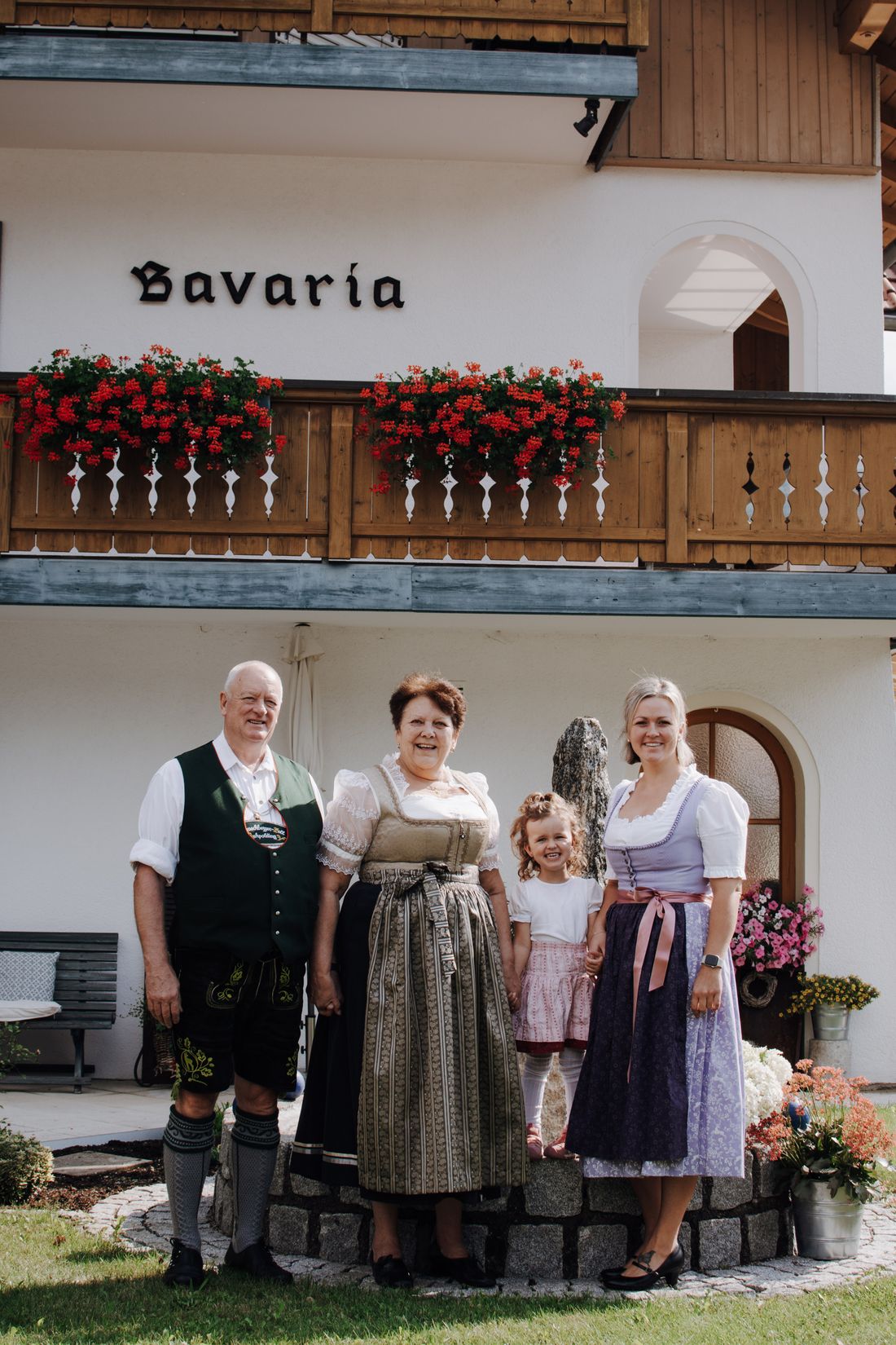 Es begrüßt Sie herzlichst, Familie Schausbreitner