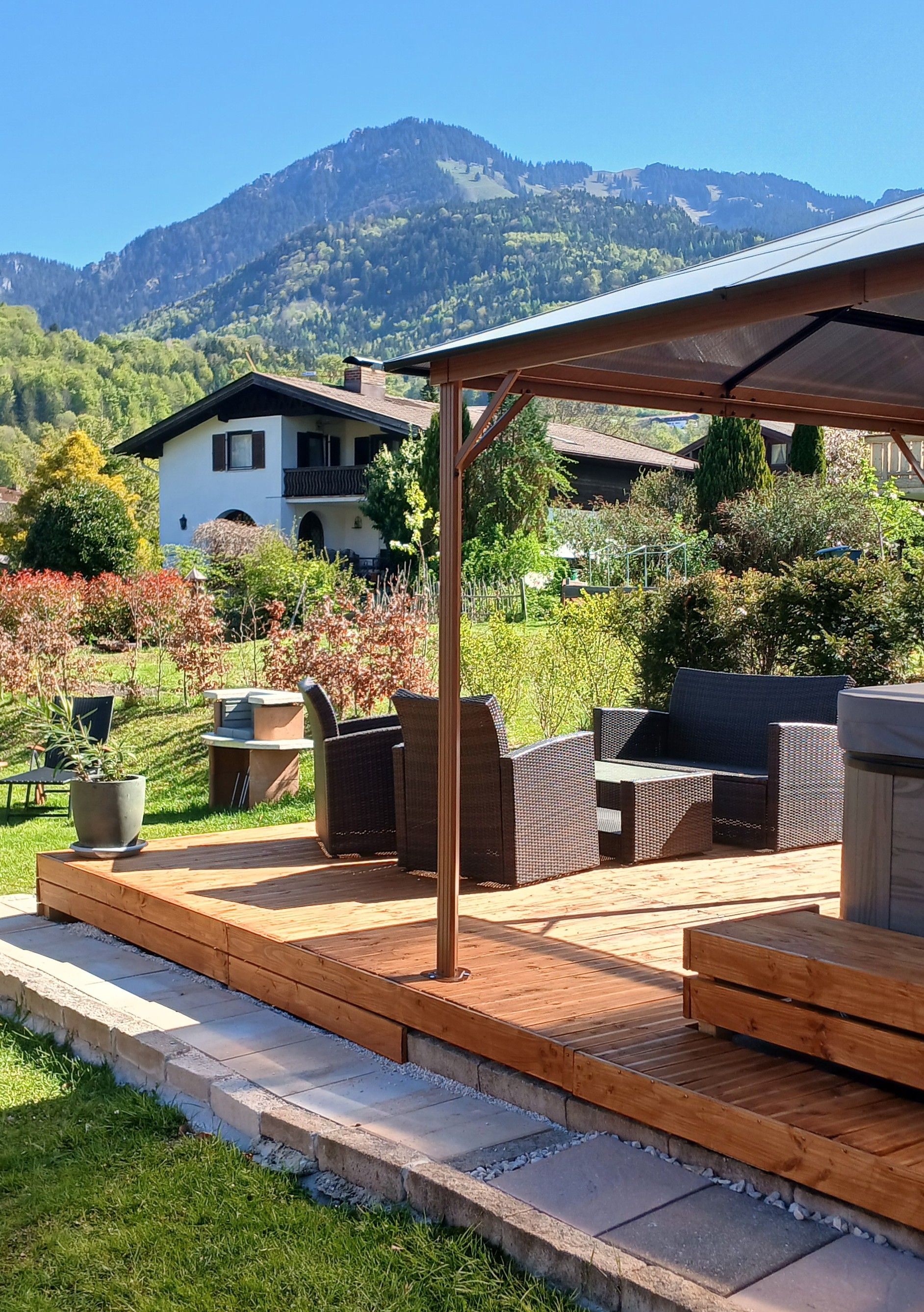 Garten Wanderlust mit Grill und Whirlpool überdacht
