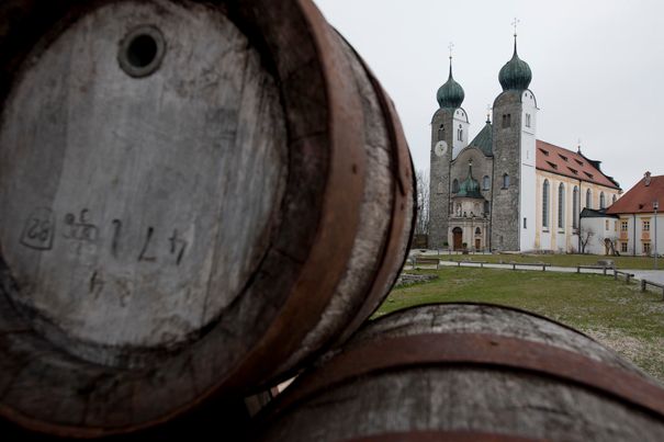 Fassl Bier und Stiftskirche