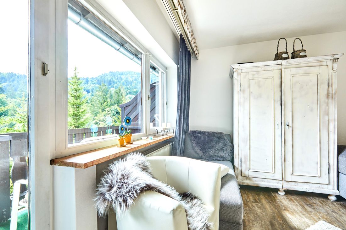 Blick zum Balkon und den Bergen