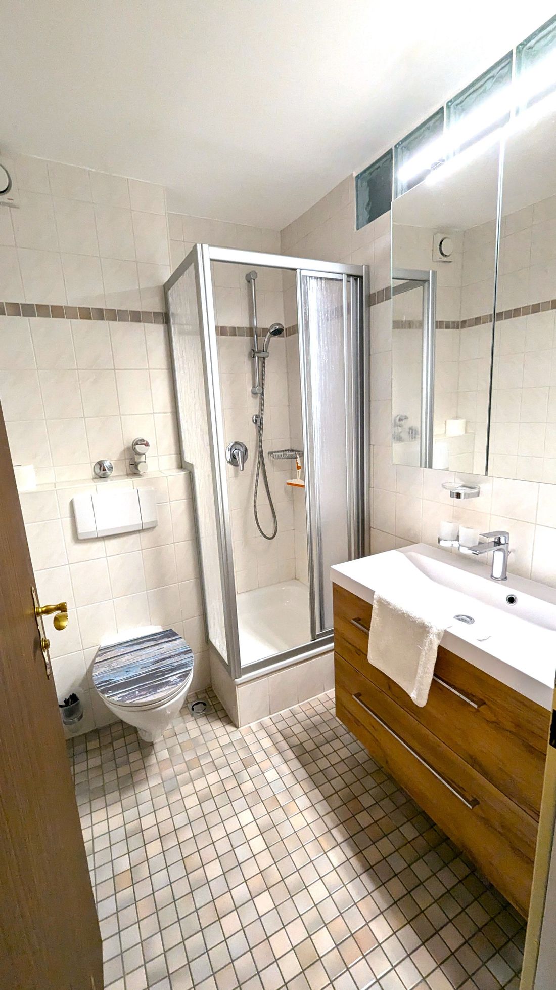 Renoviertes Bad mit Dusche und WC