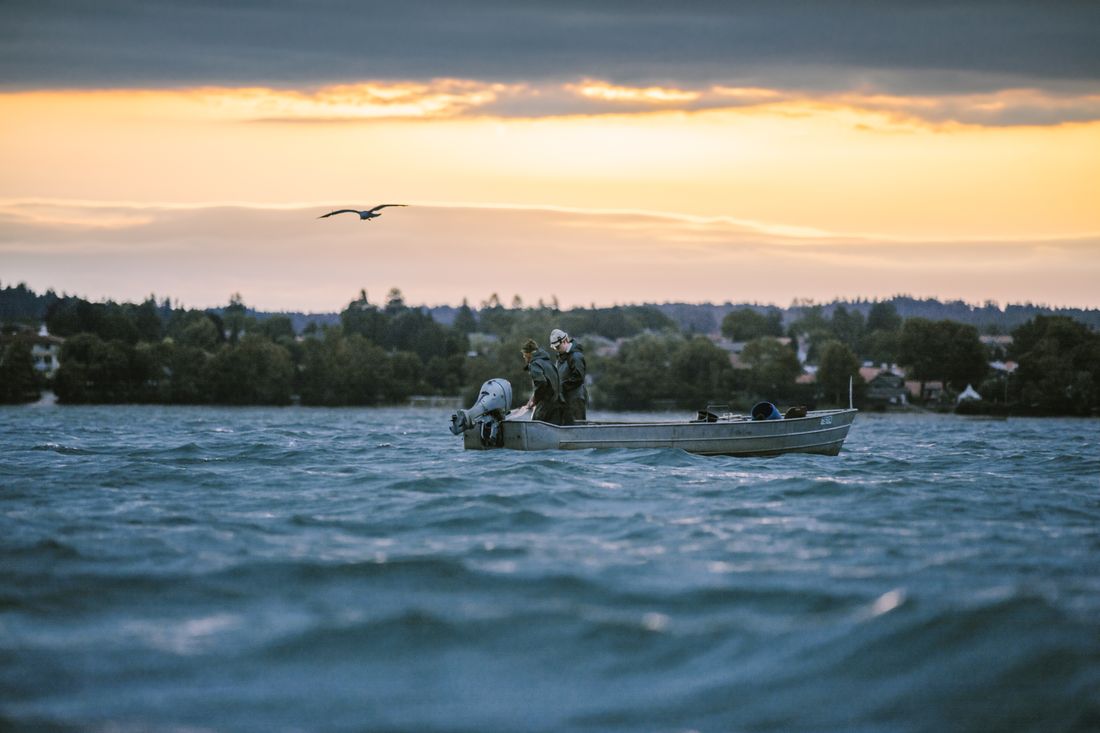 Fischer am Chiemsee beim Fischen