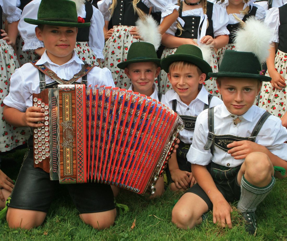 Trachtenkinder mit einem Ziachspieler