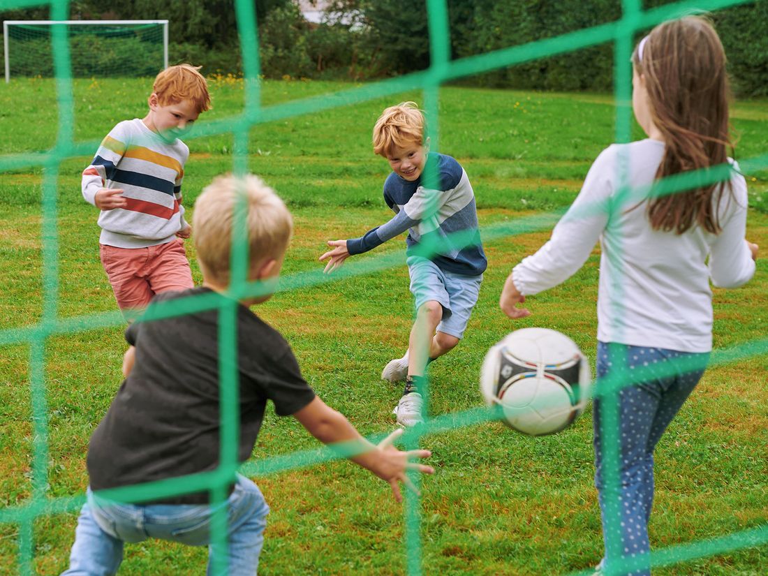Kinder beim Bolzplatz