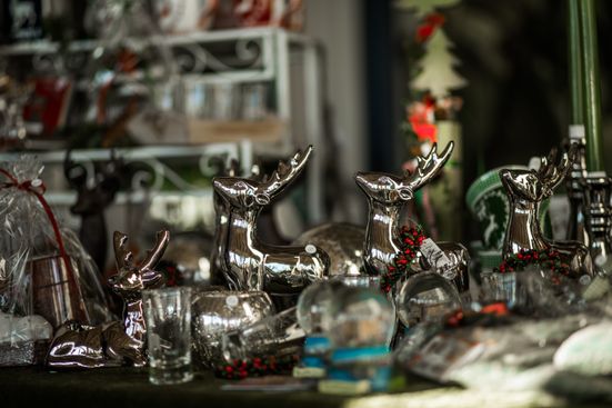 Ein Stand mit Weihnachtsdekoration bei der Rauschbergweihnacht
