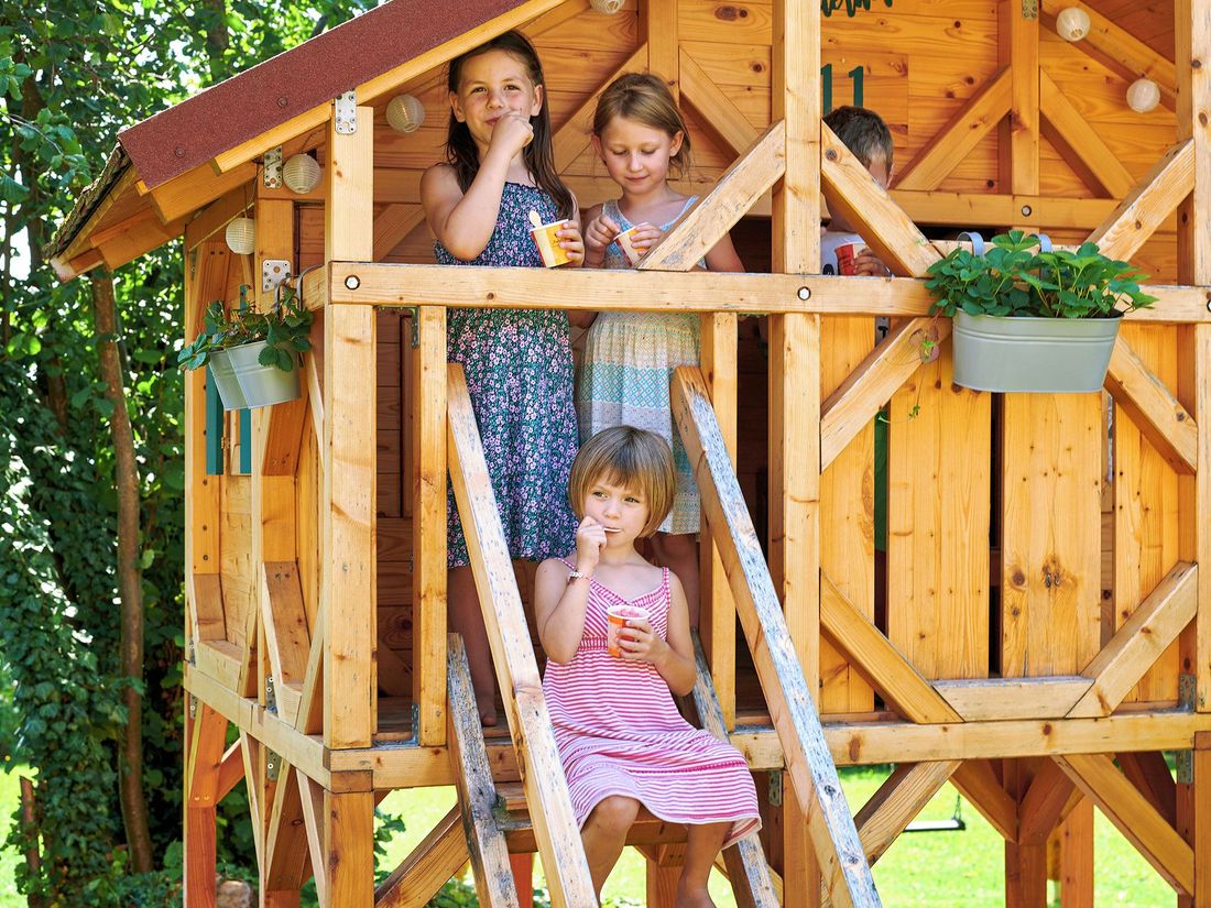 Kinder im Spielhaus