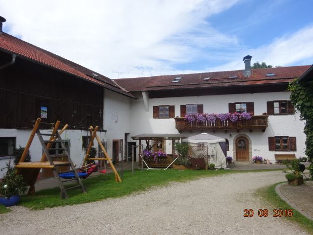 Mayerhof mit Spielschaukel und Freisitz