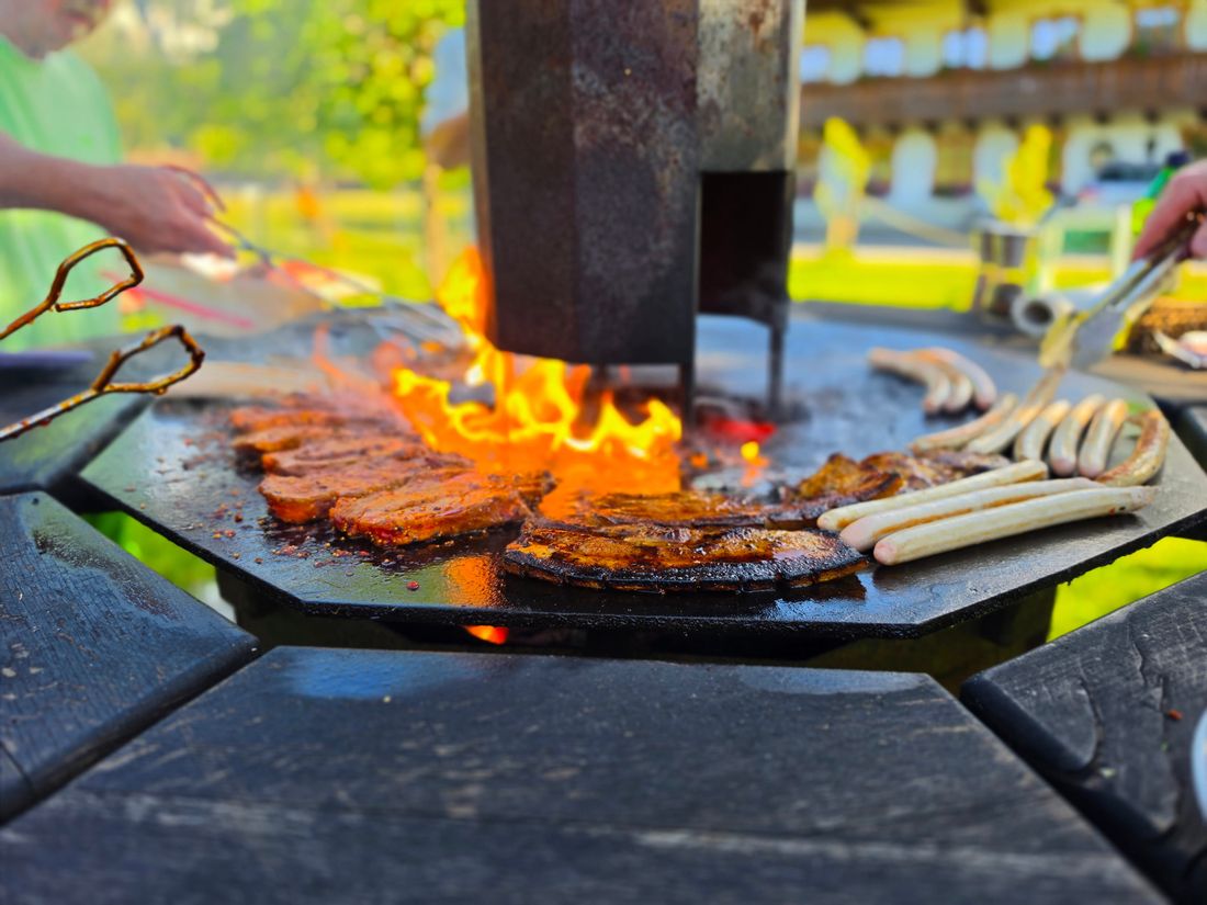 Gemeinsame Grillabend an der Alm.