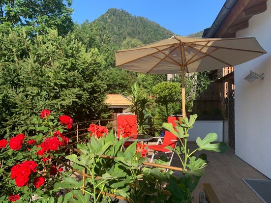 Sonnenterasse für unsere Gäste - im Hintergrund der Westernberg