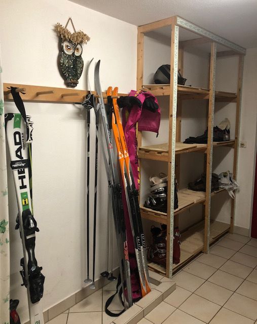Beheizter Skiraum mit Ablage für die Gäste