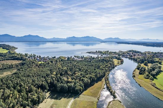 Seebruck mit Blick auf die Alz und den Chiemsee