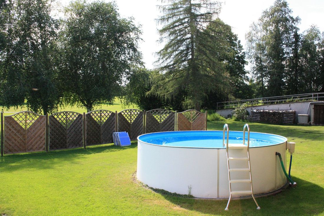Meisinger Hof - Rundpool im Garten von Juni bis August