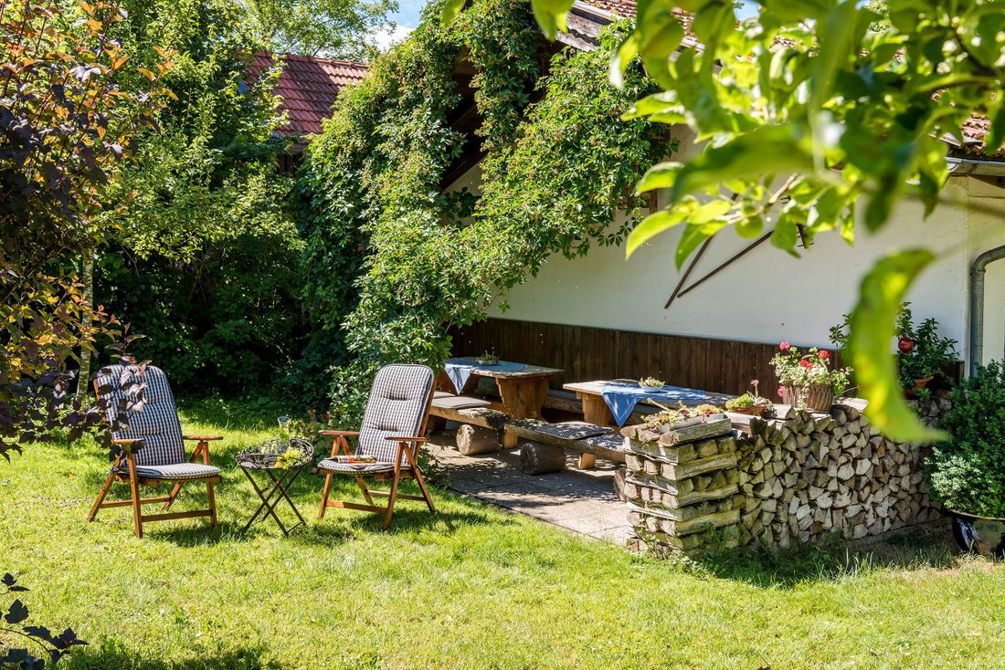 Der große Obstgarten mit Freisitz und Liegewiese