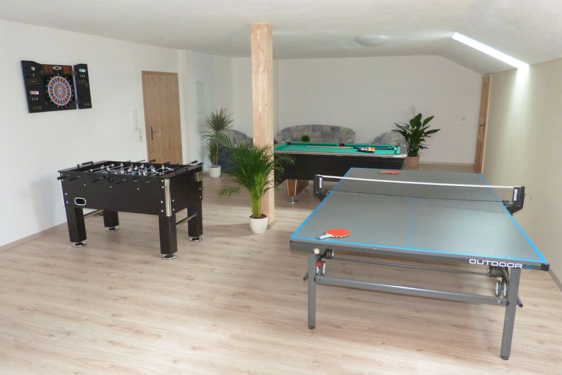 Aktivraum mit Tischtennisplatte, Kicker und Billardtisch