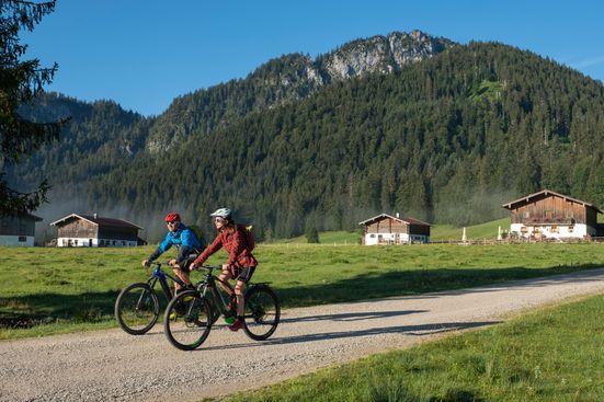 Two mountain bikers on the Röthelmoosalm