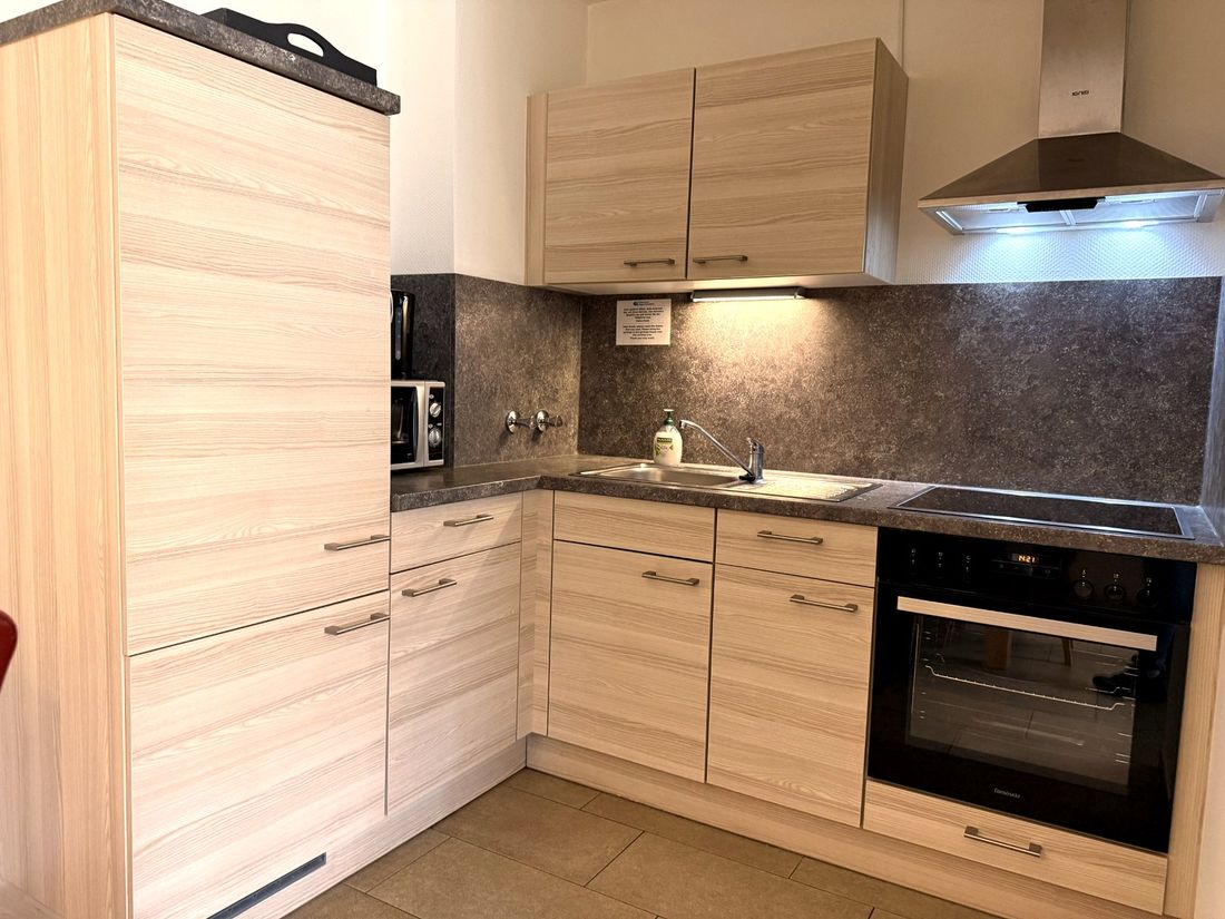 Moderne, voll ausgestattete Küche