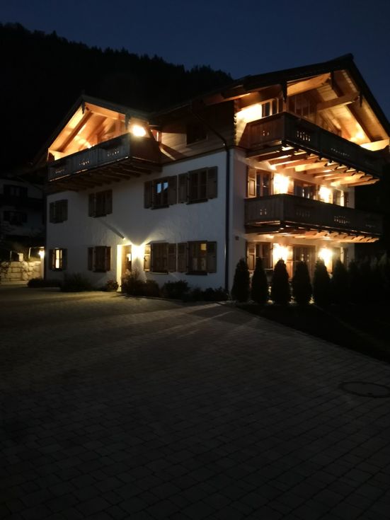 Haus Alpenchalets Reit im Winkl bei Nacht