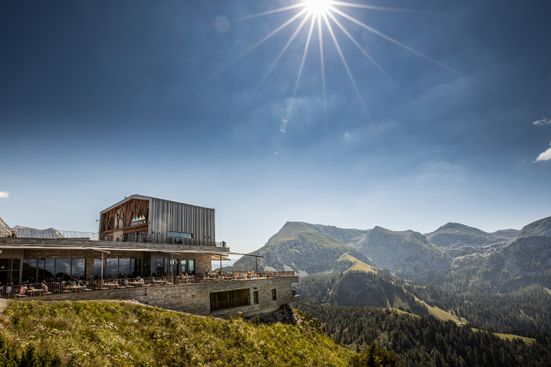 Blick-auf-die-Bergstation-der-Jennerbahn