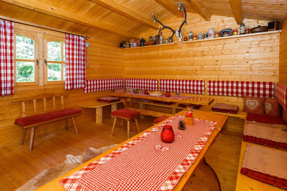 Innenbereich der Hütte am Pool